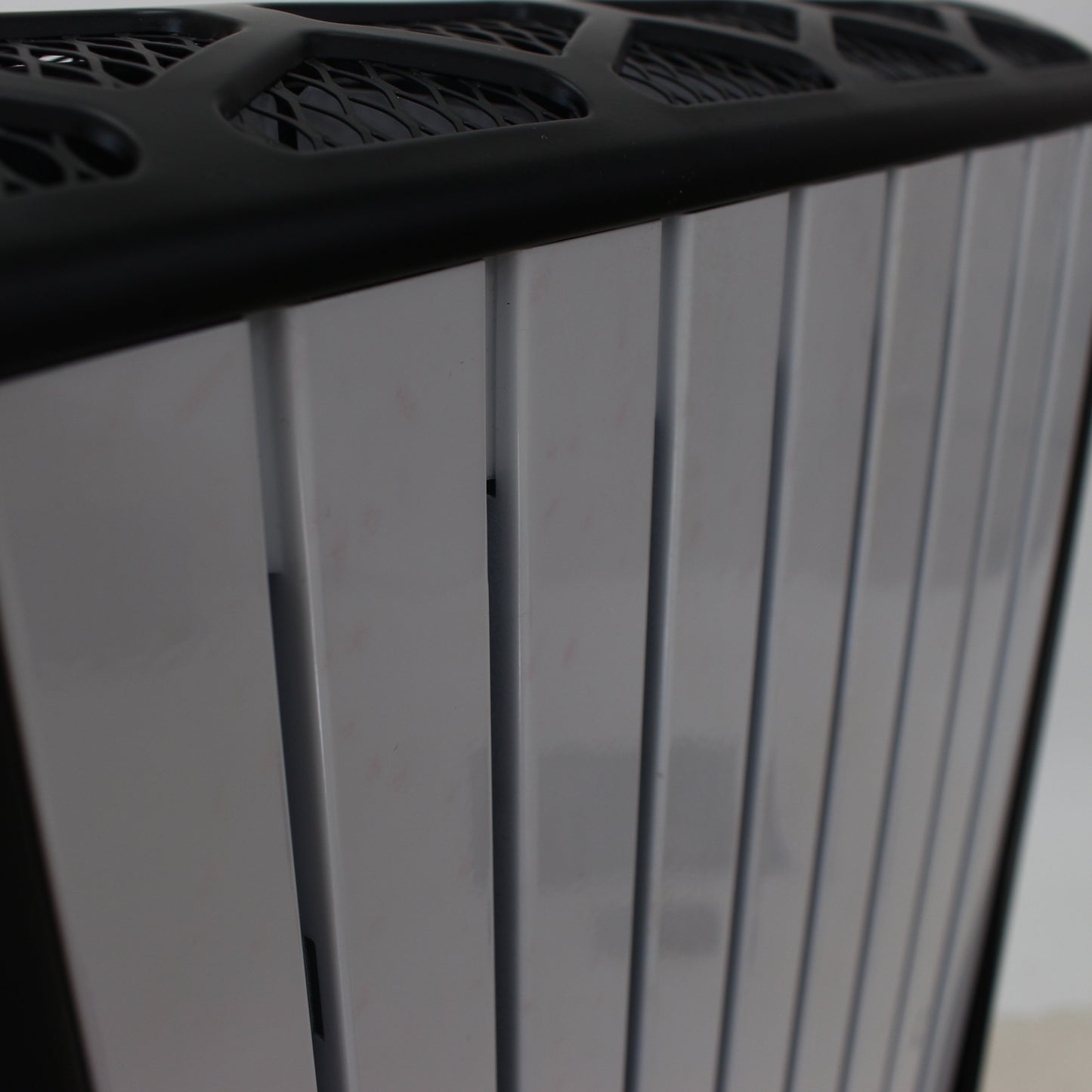 [中古(C)][2020年発売モデル] デロンギ マルチダイナミックヒーター MDHU12-BK 1200W ピュアホワイト＋マットブラック (暖房目安 8～10畳) mdhu12-bk　[可]