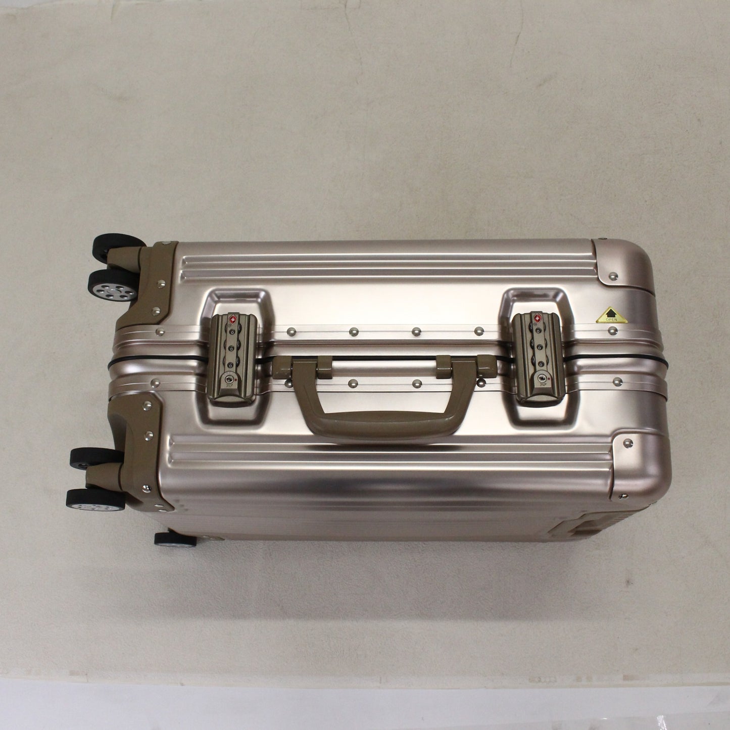 [1-3泊向けサイズ]LEGEND WALKER 1510 36L アルミ製ハードスーツケース 1510-48-cgd  シャンパンゴールド 整備済みアウトレット品 [良い(B)]