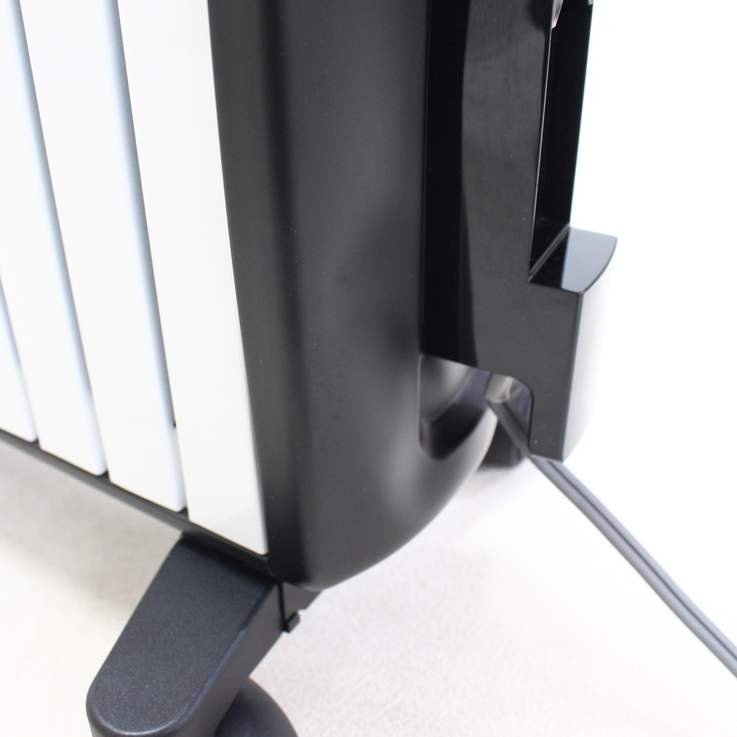 [中古(C)] [2020年発売モデル] デロンギ マルチダイナミックヒーター MDHU12-BK 1200W ピュアホワイト＋マットブラック (暖房目安 8～10畳) mdhu12-bk mdhu12-bk　[可]