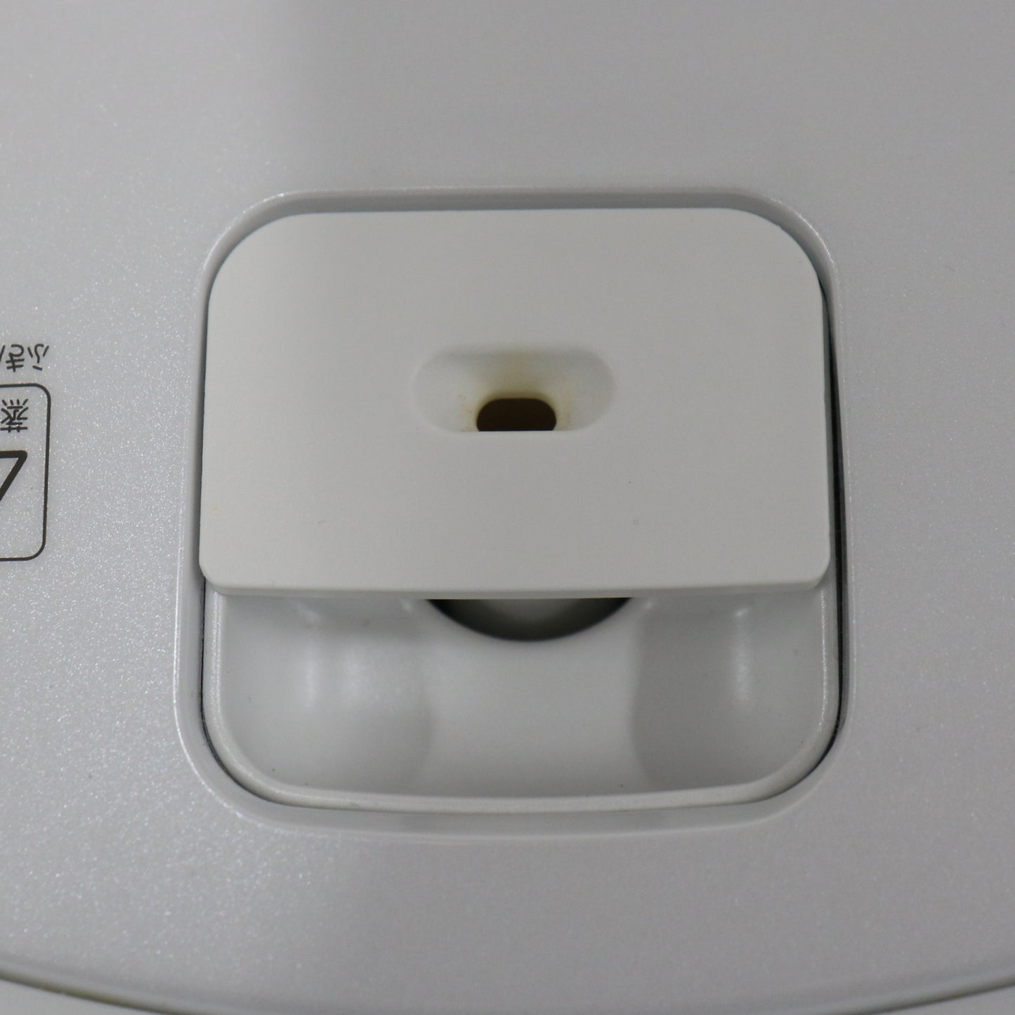シャープ ヘルシオ ホットクック KN-HW24G 2〜6人用 2.4L容量　kn-hw24g-w  ホワイト 整備済みアウトレット品 [中古(C)]